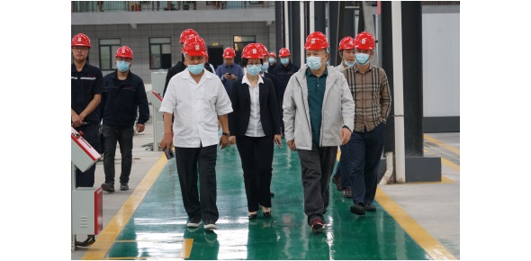 2022-5-10黃學(xué)工等省工信廳總工程師、一級(jí)巡視員市工信局姚曉麗局長(zhǎng)等領(lǐng)導(dǎo)視察萬眾集團(tuán)